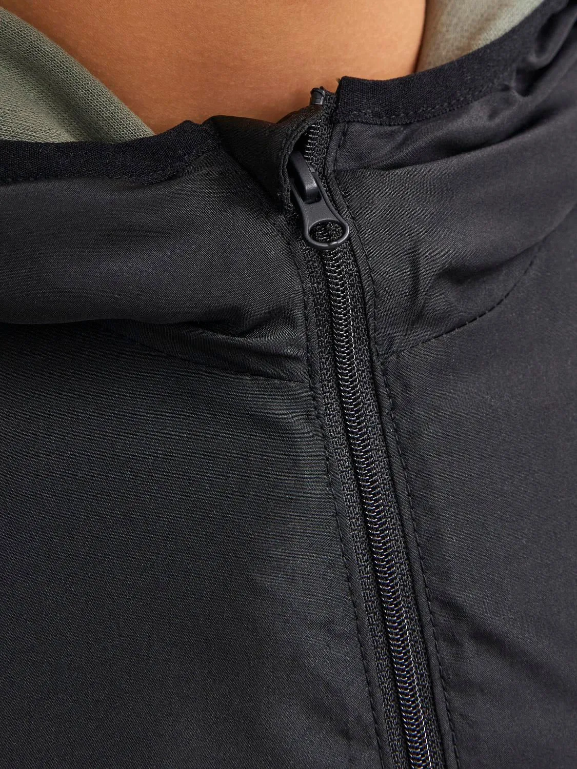 Parka com Capuz - Preto